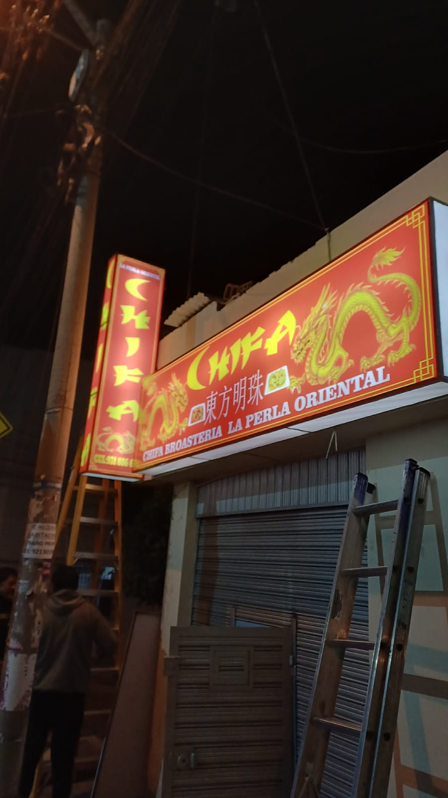 Letrero luminoso Chifa La Perla Oriental en Arequipa
