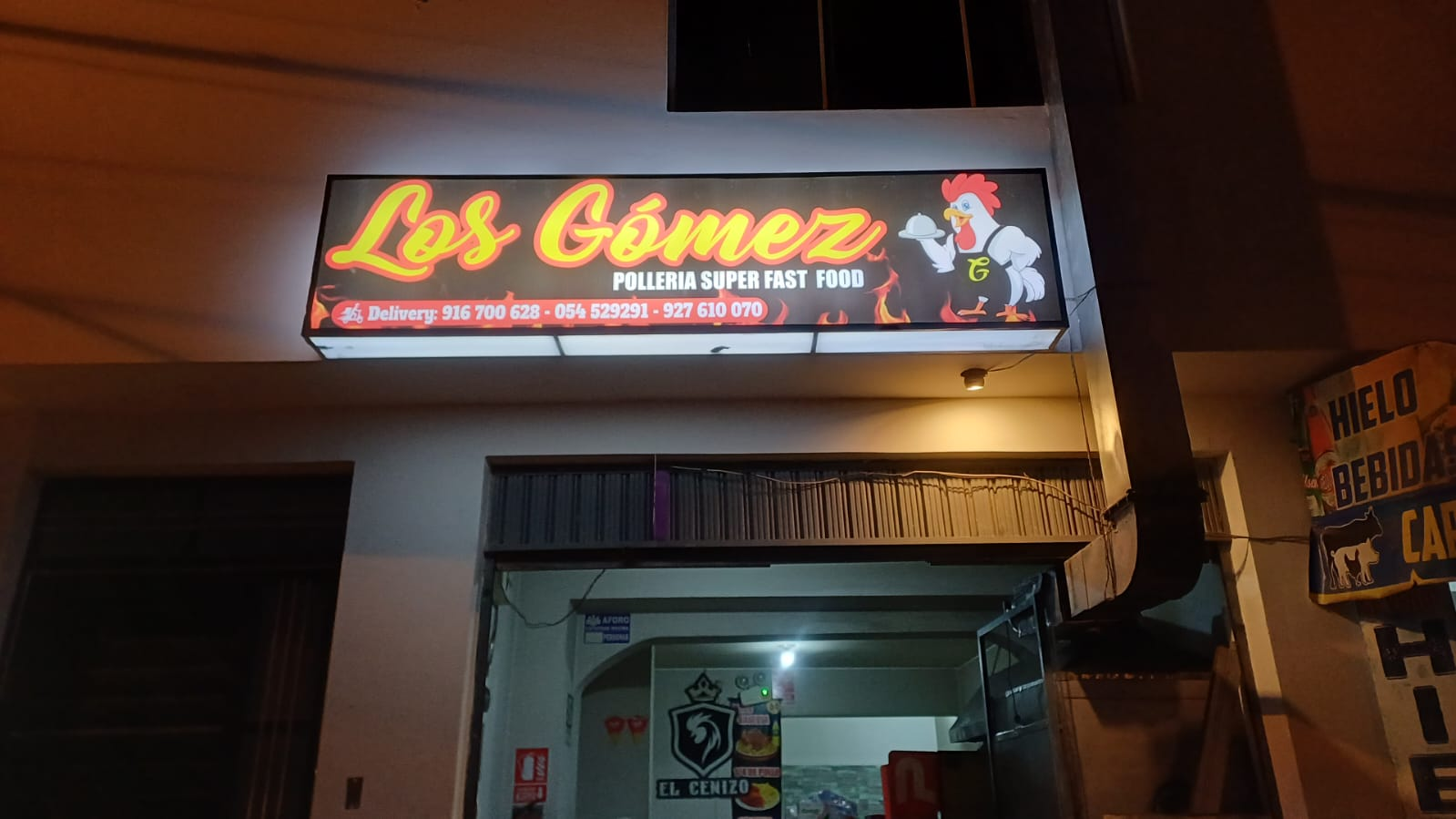 Letrero luminoso Pollería Los Gómez en Arequipa