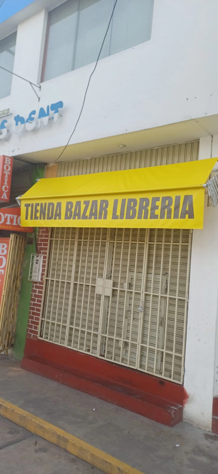 Toldo enrollable comercial instalado en Arequipa por Victor Anuncios