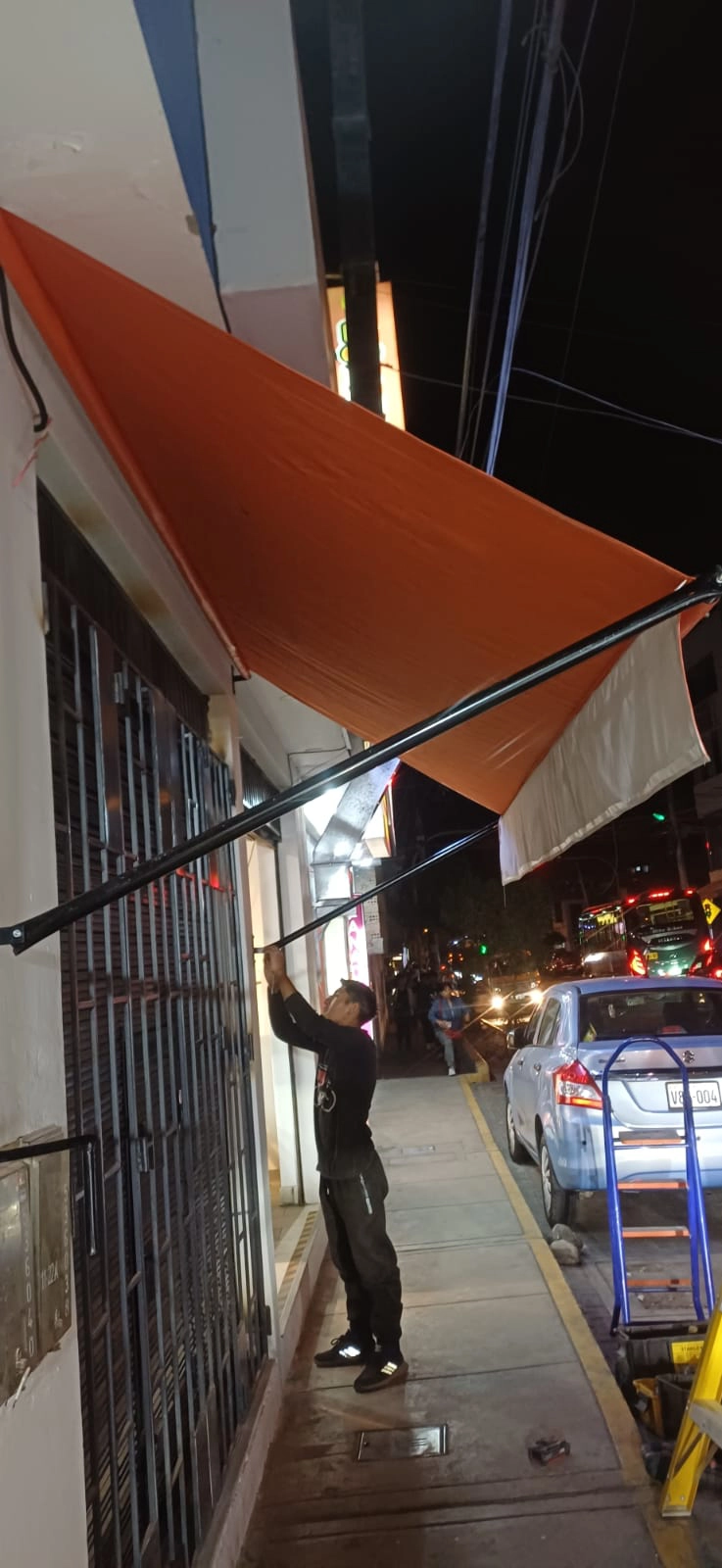 Toldo enrollable comercial instalado en Arequipa por Victor Anuncios