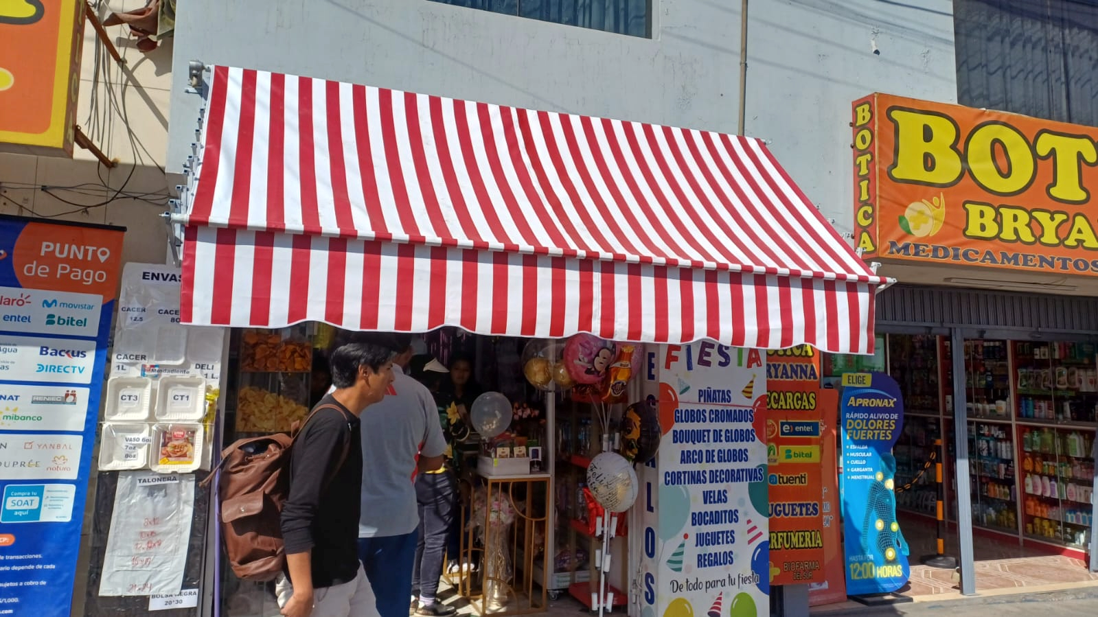 Toldo enrollable comercial instalado en Arequipa por Victor Anuncios