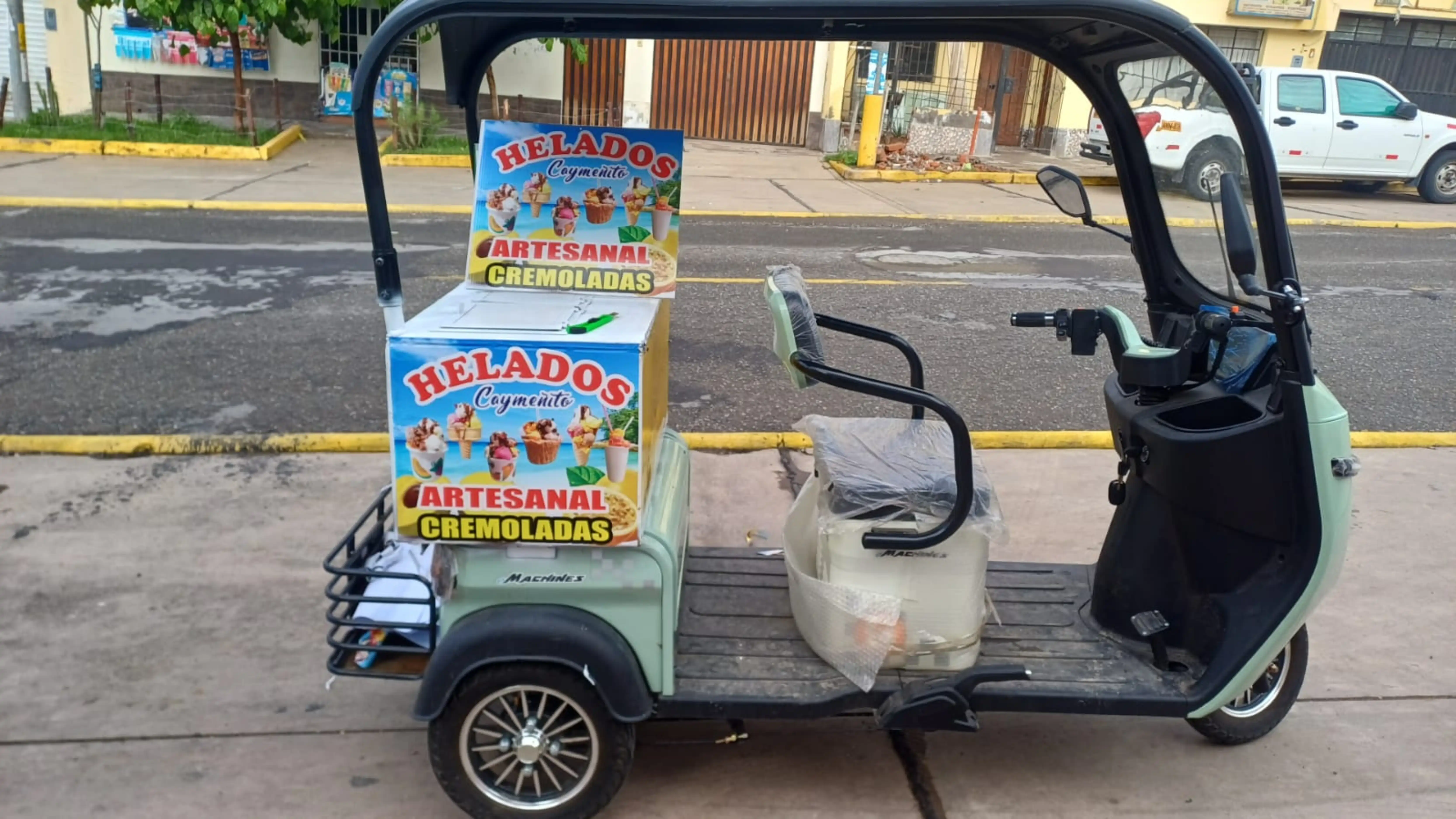 Vinilo vehicular para motocar de helados artesanales